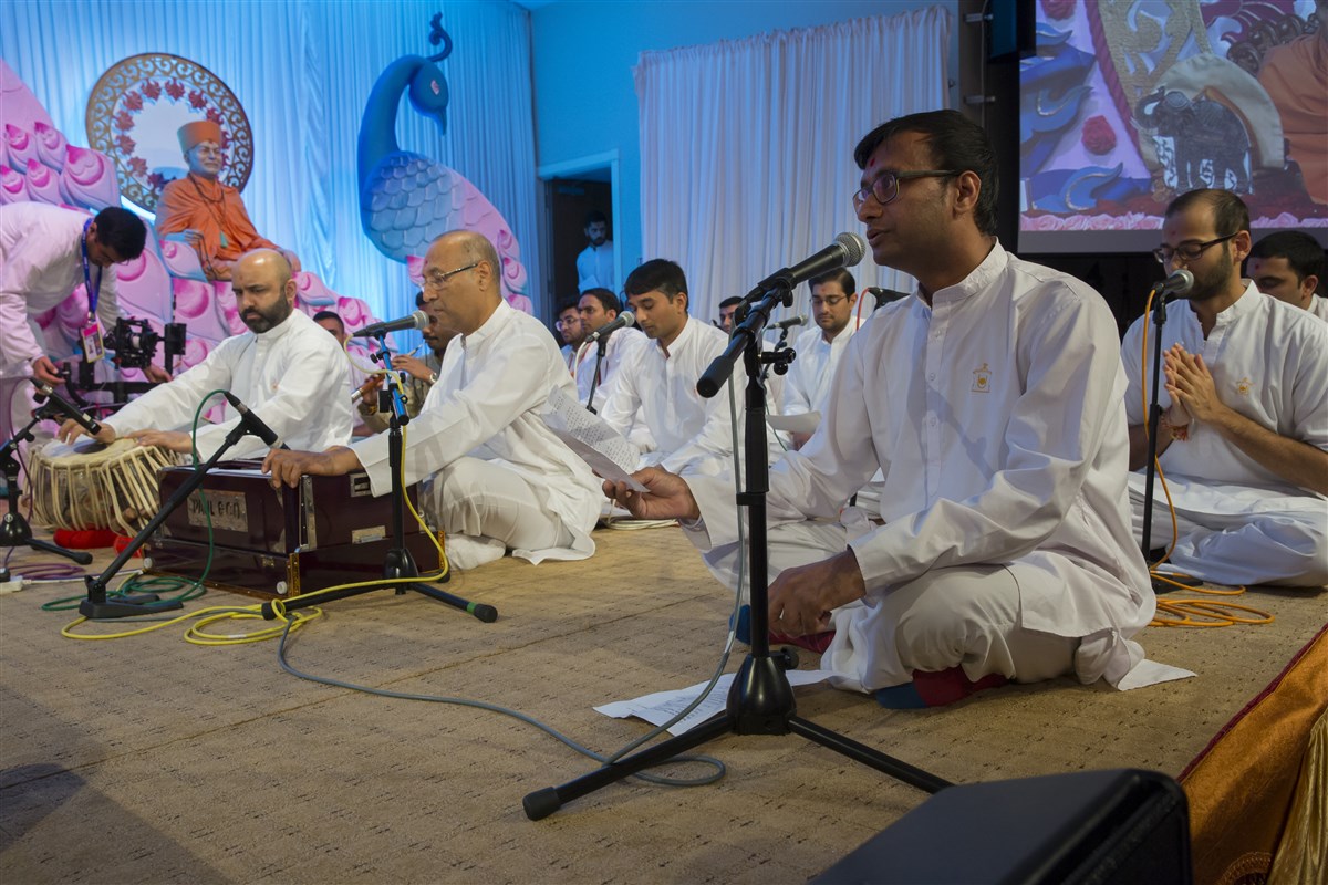 Youths from various mandirs in the UK sing and perform during Swamishri's puja