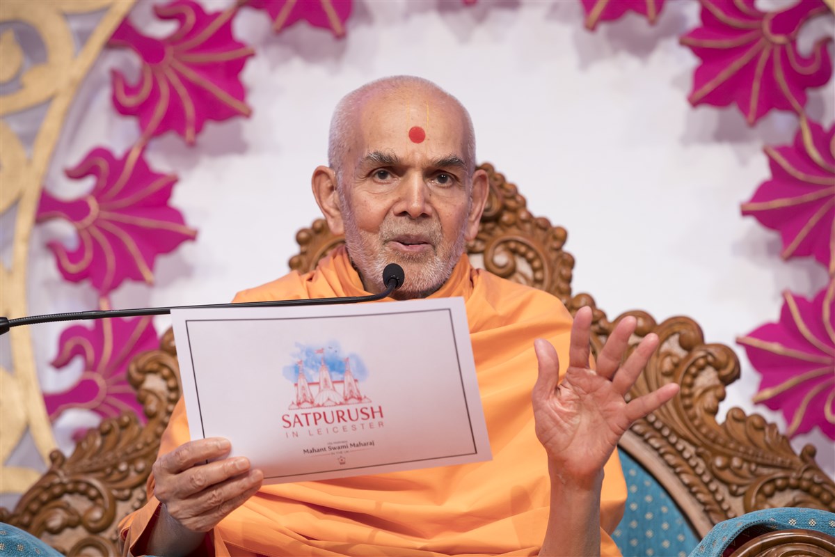 Swamishri sings and explains Muktanand Swami's bhajan <i>'Mohanne gamvāne ichchho mānni'</i>