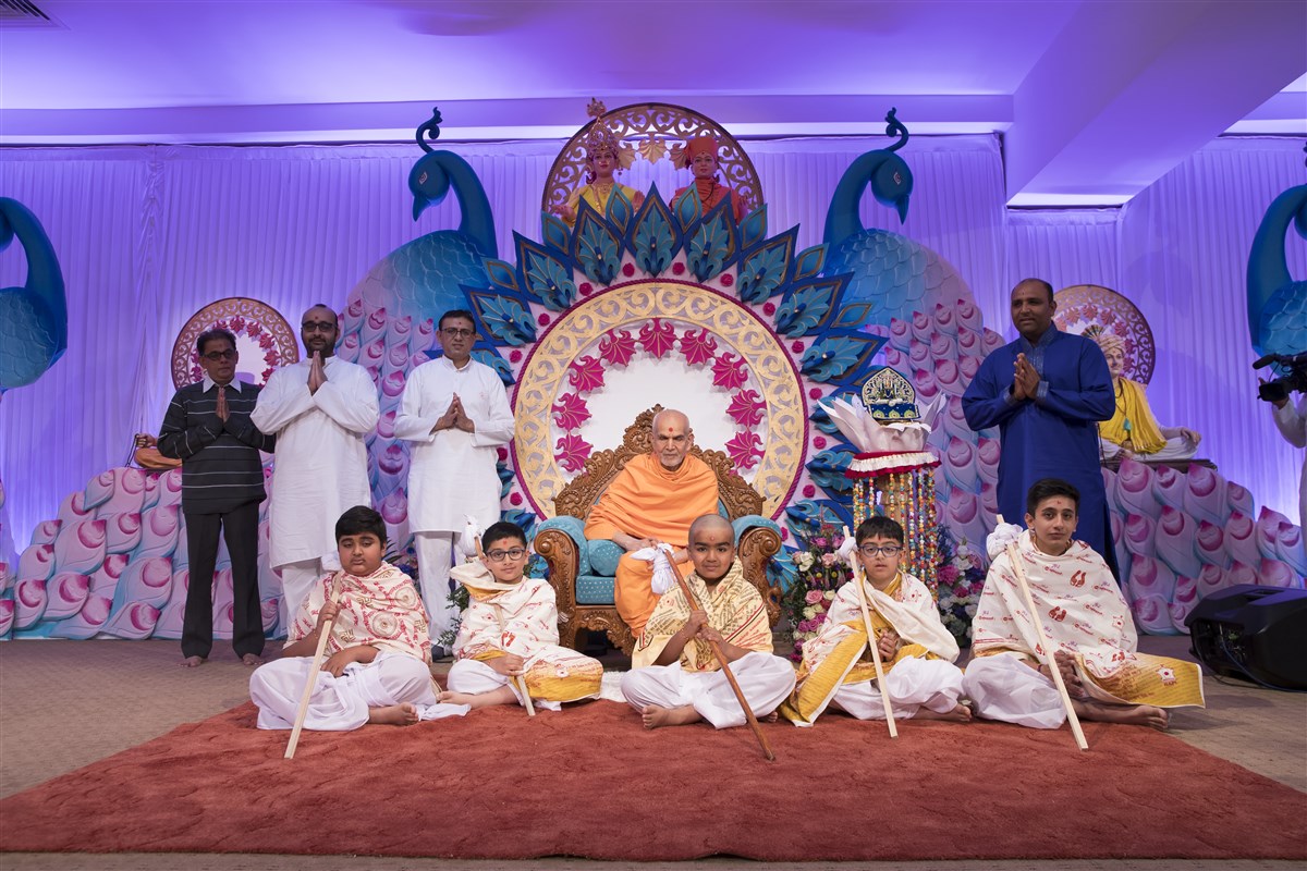 Swamishri blesses children newly initiated with the upavit samskara