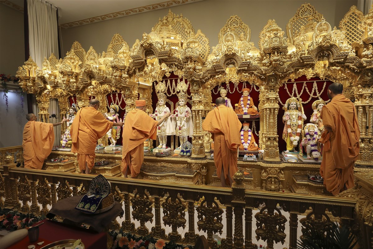 Swamis perform the patotsav ceremony