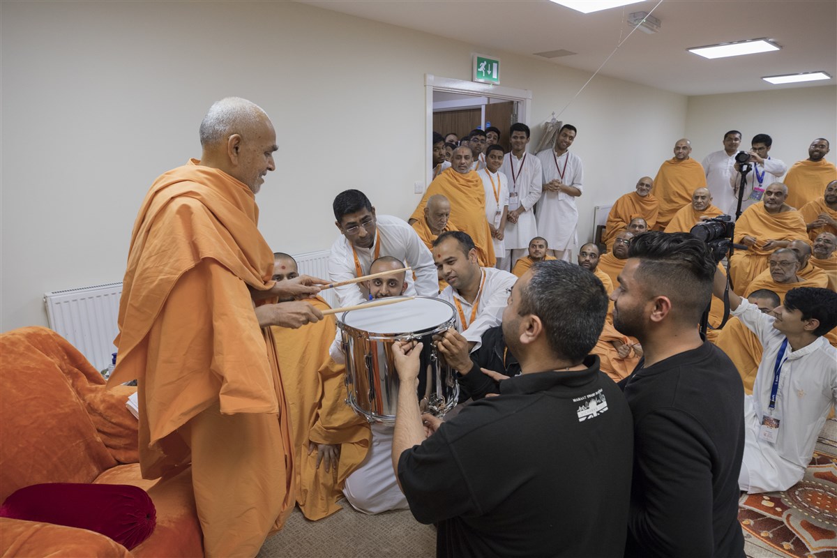 Swamishri blesses a snare drum of the Akshar Marching Band