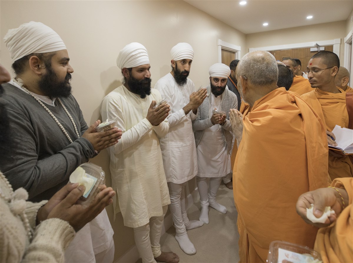 Swamishri blesses members of the Naamdhari Sikh community