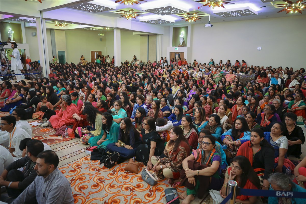 Devotees in the evening assembly