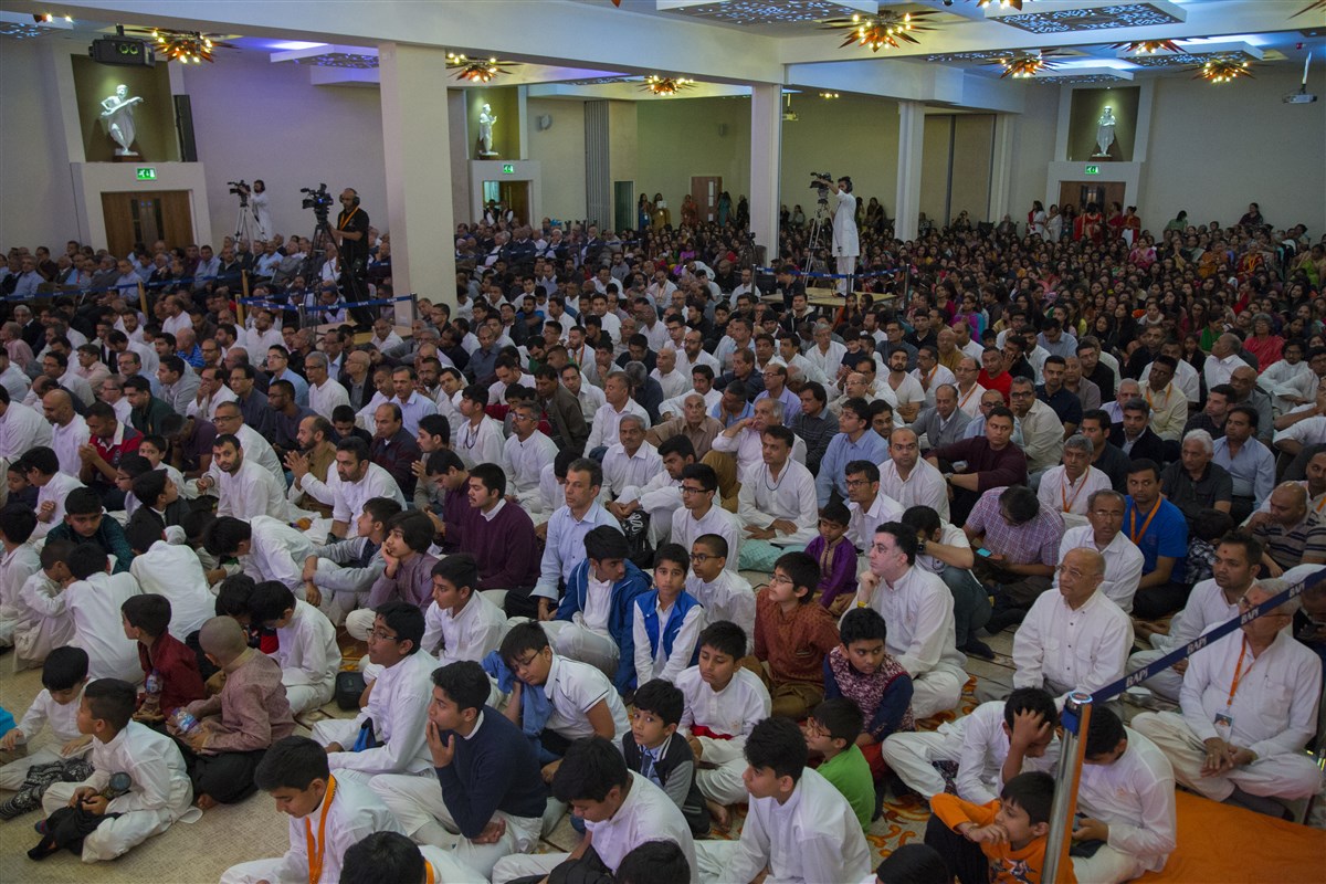 Devotees in the evening assembly