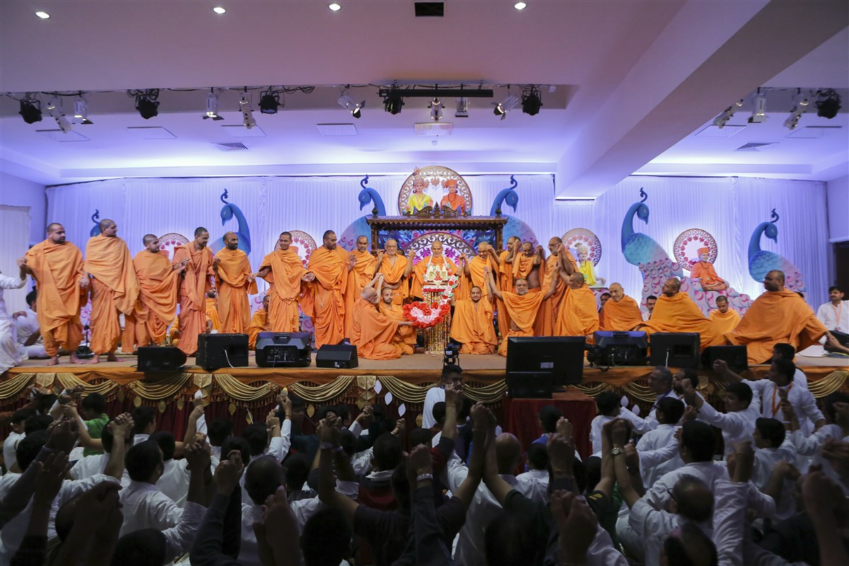 Swamis join hands with Swamishri...