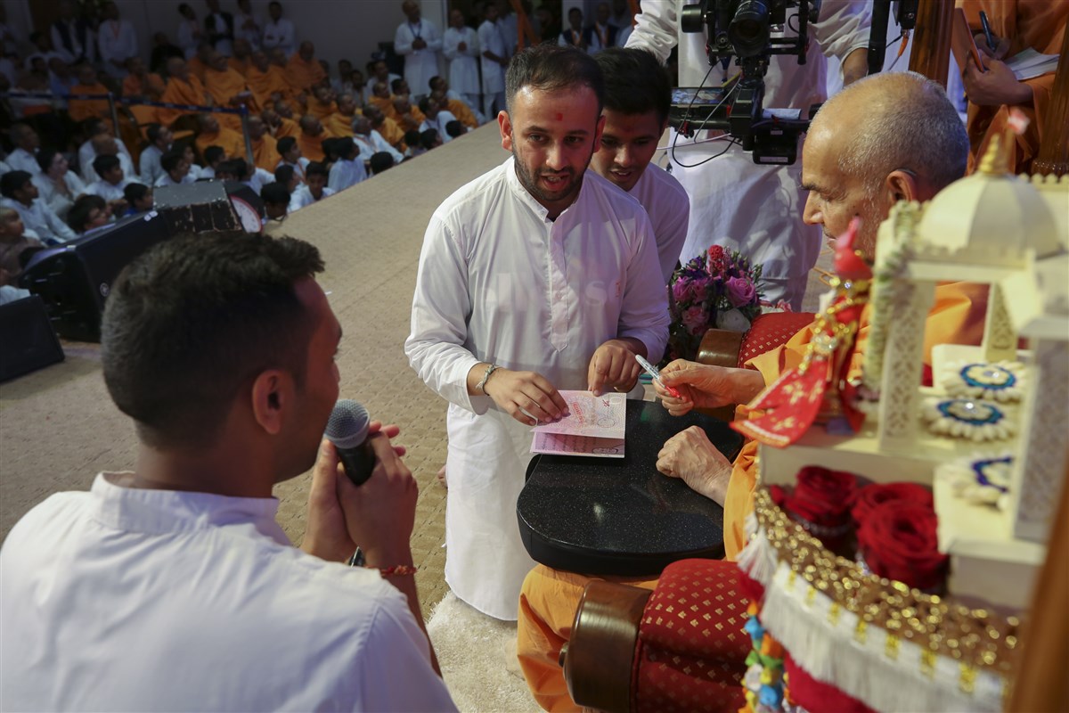 Swamishri signs a 'passport to Akshardham'