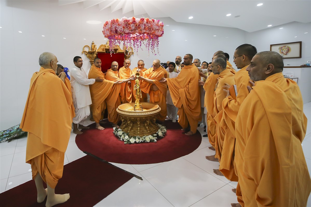 Swamishri observes as the swamis collectively perform the abhishek of Shri Nilkanth Varni
