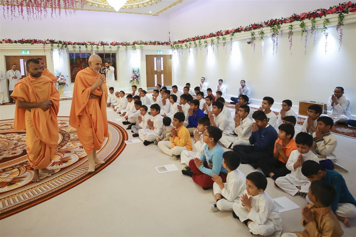 Swamishri greets children with folded hands