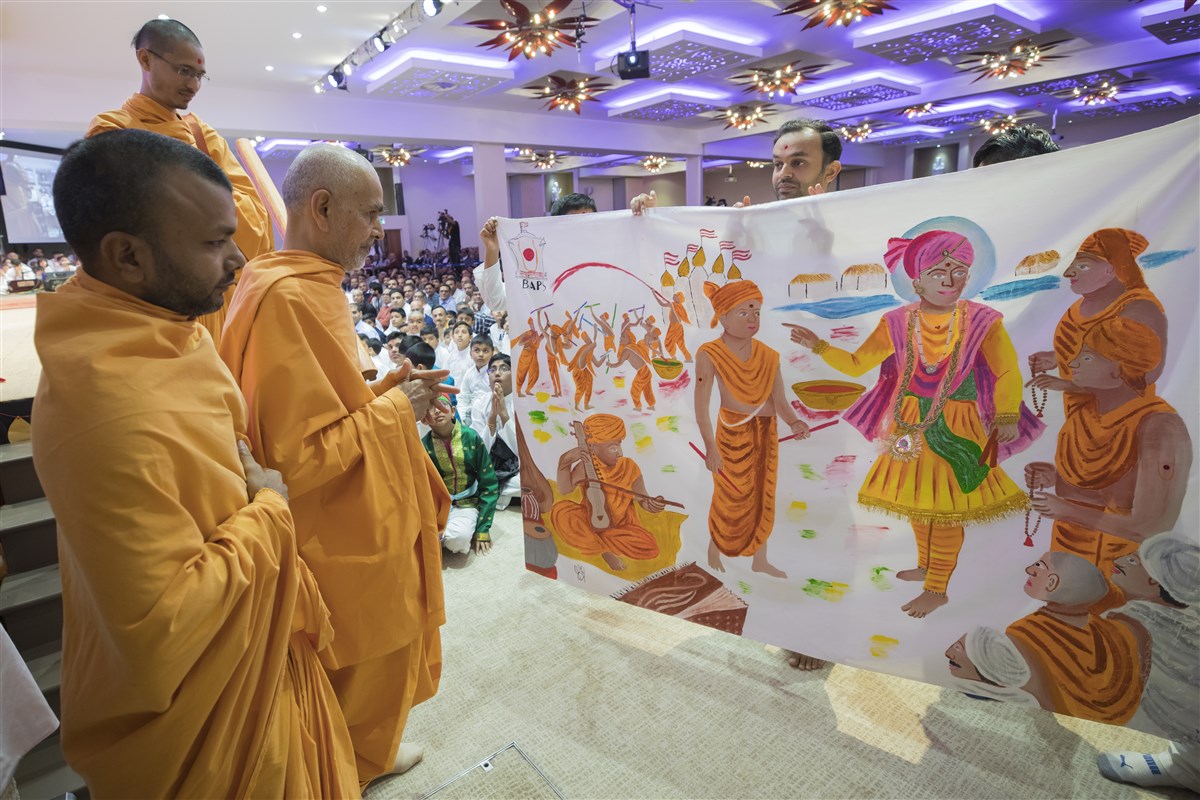 Swamishri observes an artistic shawl