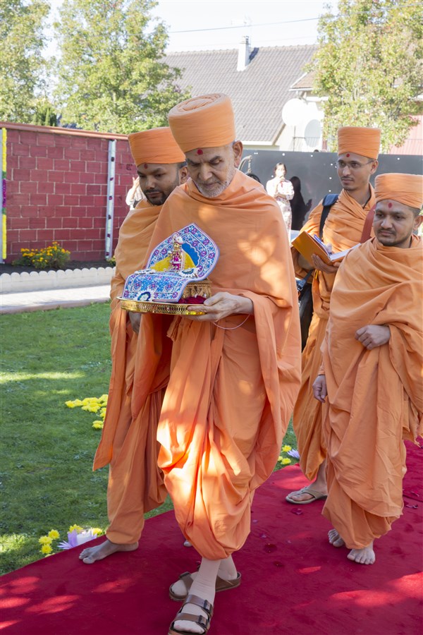 Swamishri arrives in Paris with Shri Harikrishna Maharaj