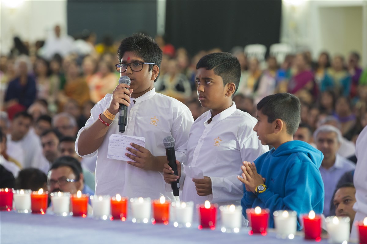 Children recite scriptural passages in various languages during Swamishri's puja