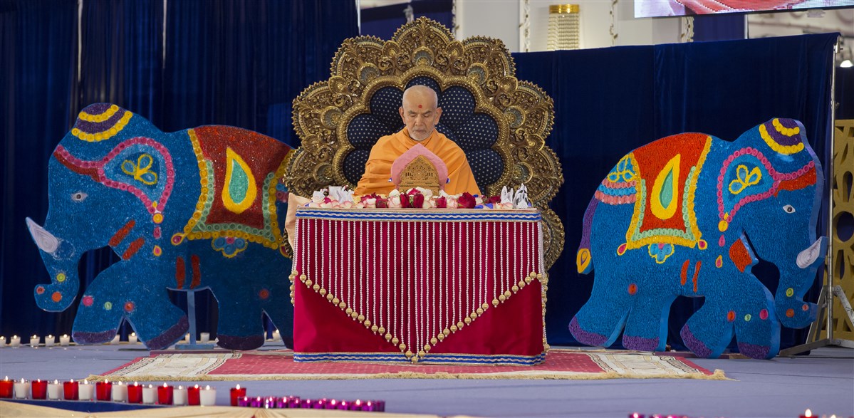 Swamishri commences his morning puja