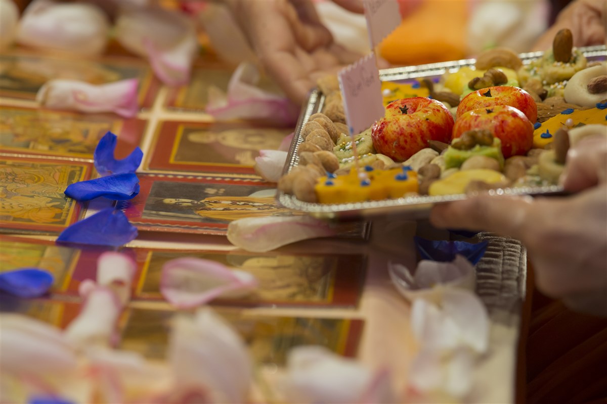 Swamishri offers thal to Pramukh Swami Maharaj