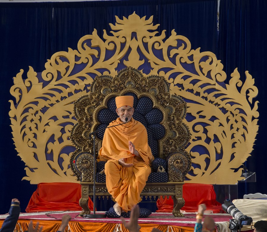 Swamishri graces the assembly with his blessings