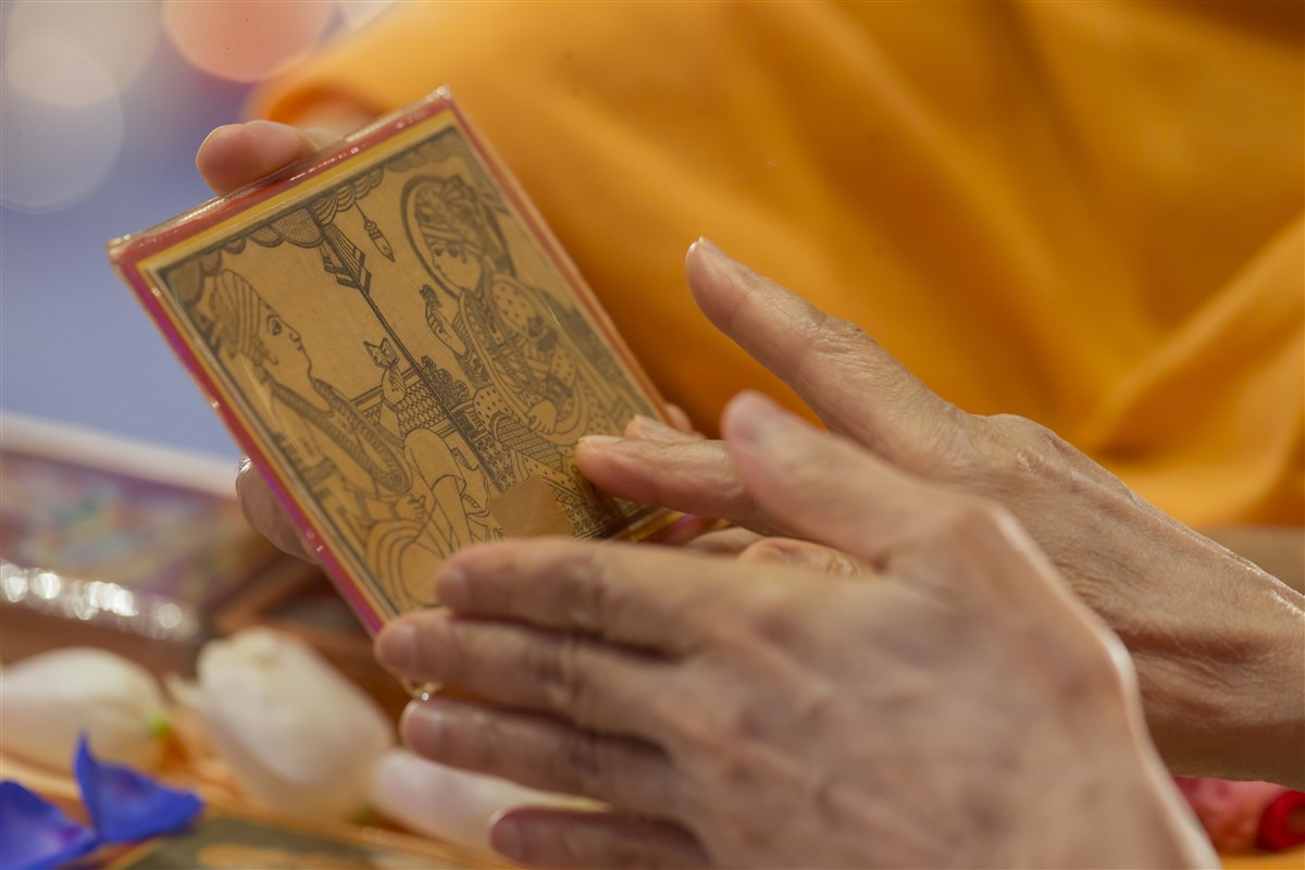 Swamishri reverentially touches the murti of Shri Akshar-Purushottam Maharaj