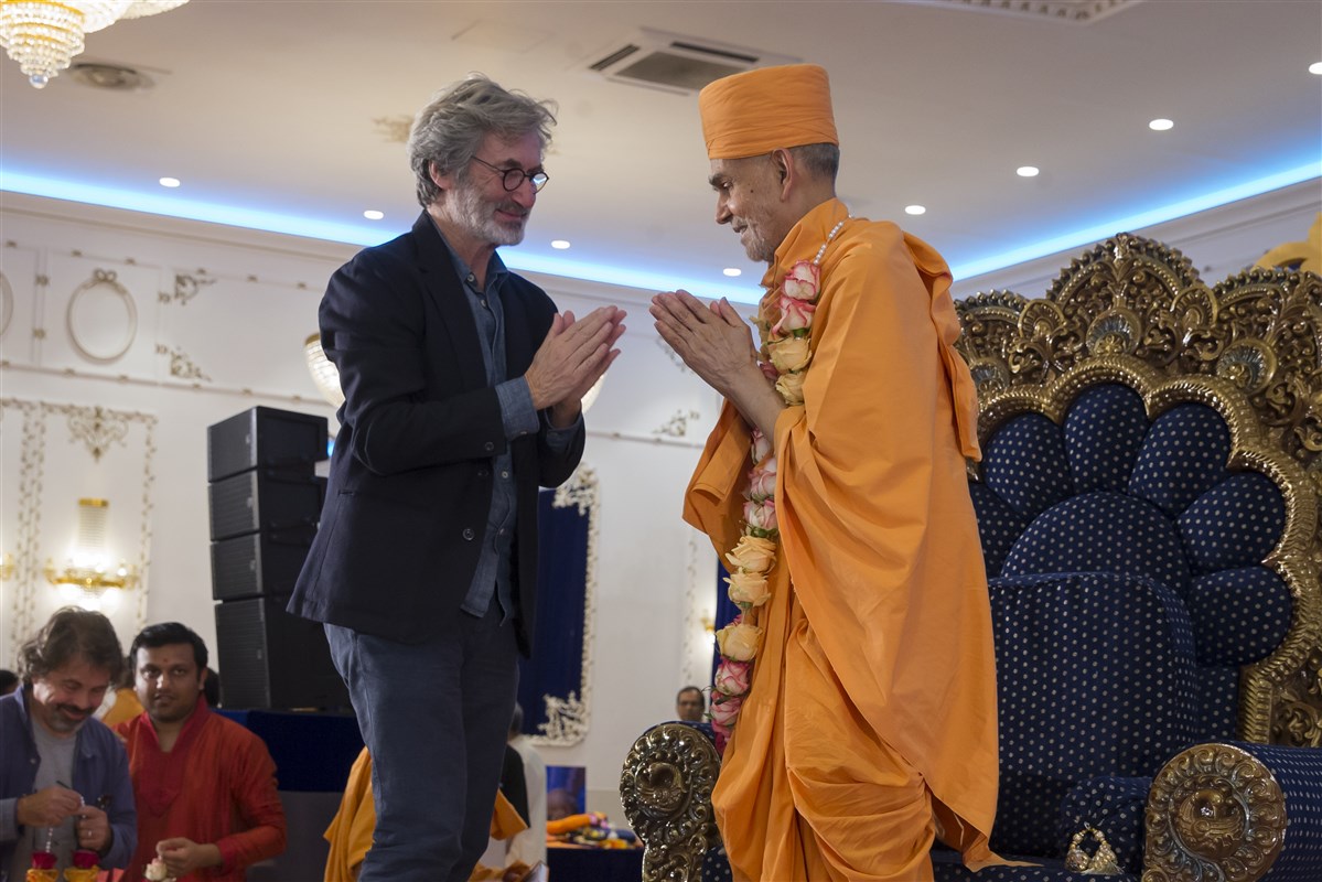 Swamishri greets Yves Pépin