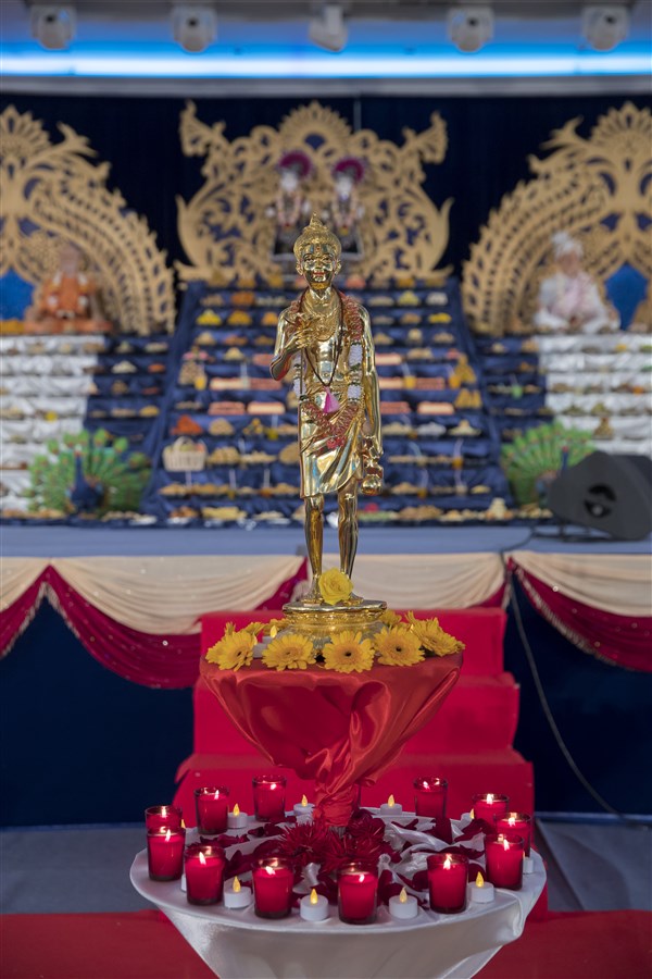 Shri Nilkanth Varni presides over the annakut