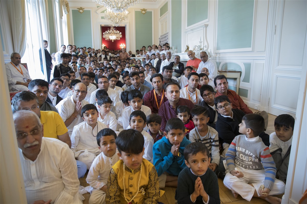 Volunteers are engrossed in Swamishri's darshan