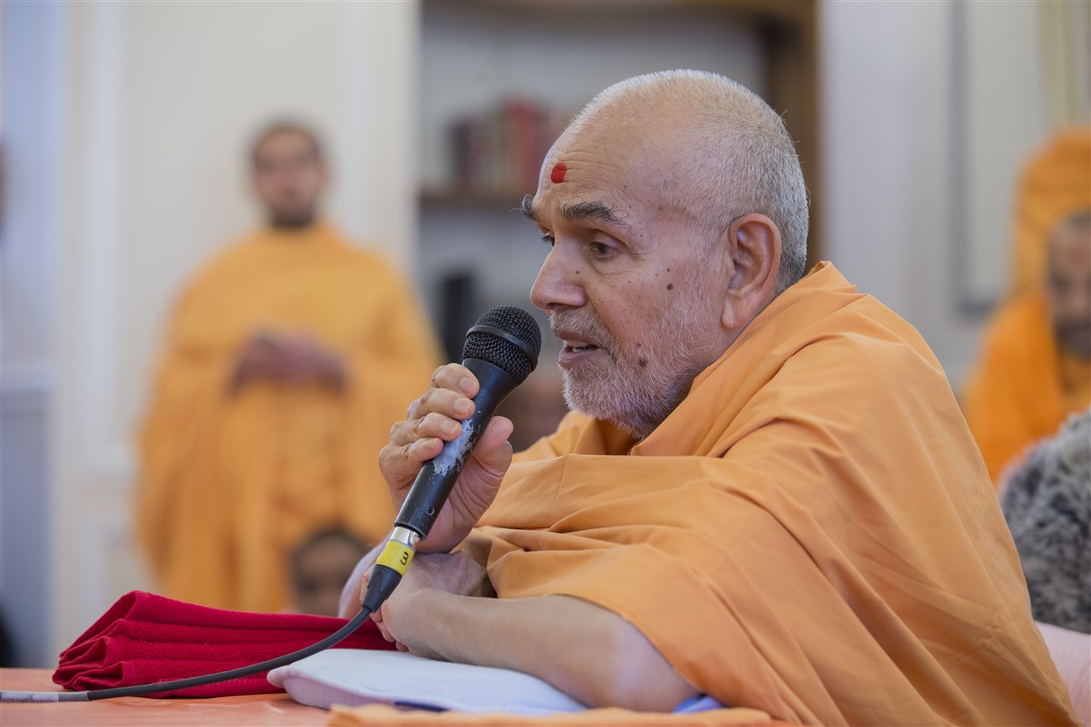 Swamishri praises the volunteers' devotion as marked by 'nirdoshbuddhi' (sense of utmost purity)