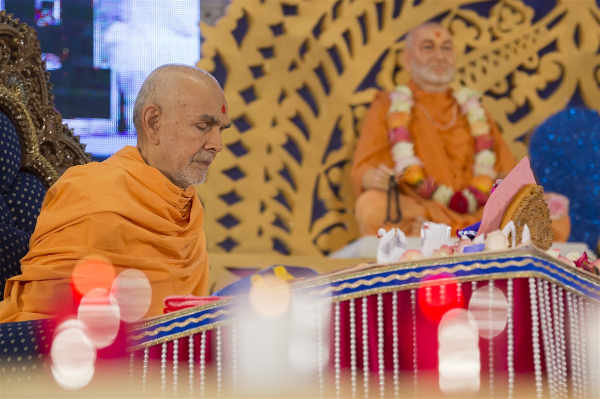 Swamishri in meditative contemplation during his puja