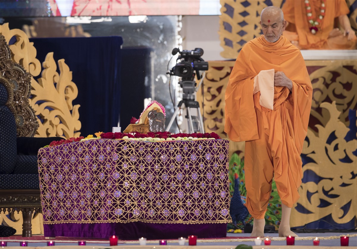 Swamishri performs pradakshinas