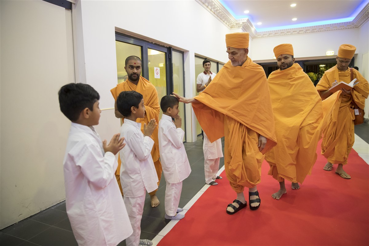 Swamishri blesses children 