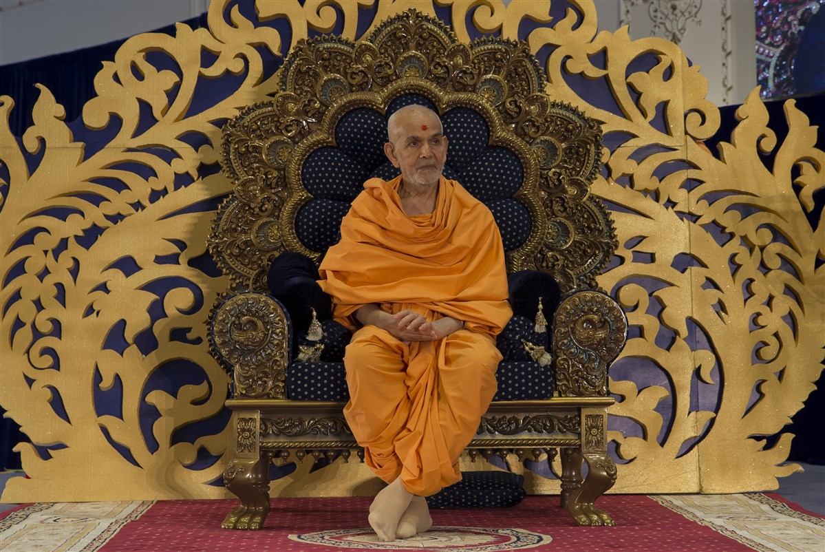 Swamishri in the morning assembly before taking leave of Paris
