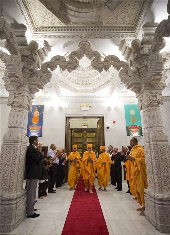 Swamishri enters the upper sanctum of the mandir