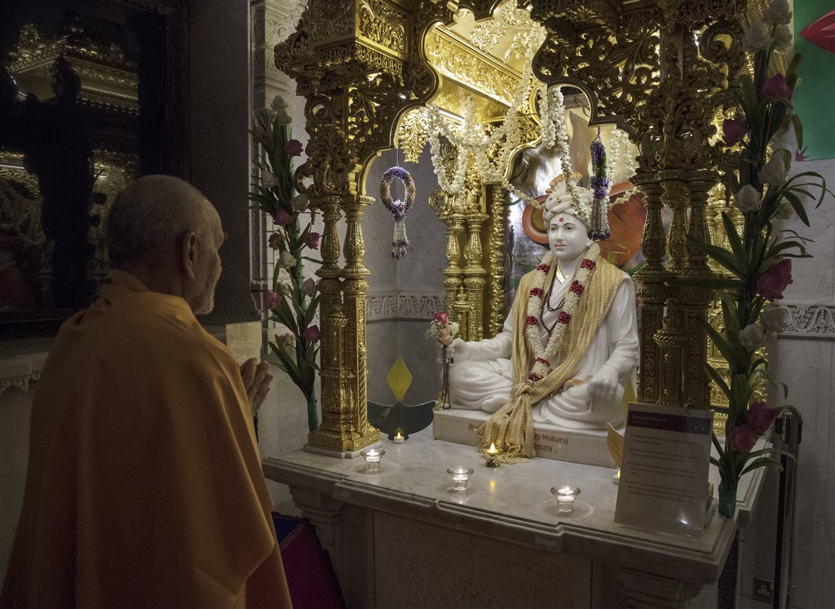 Swamishri engaged in darshan of the Guru Parampara