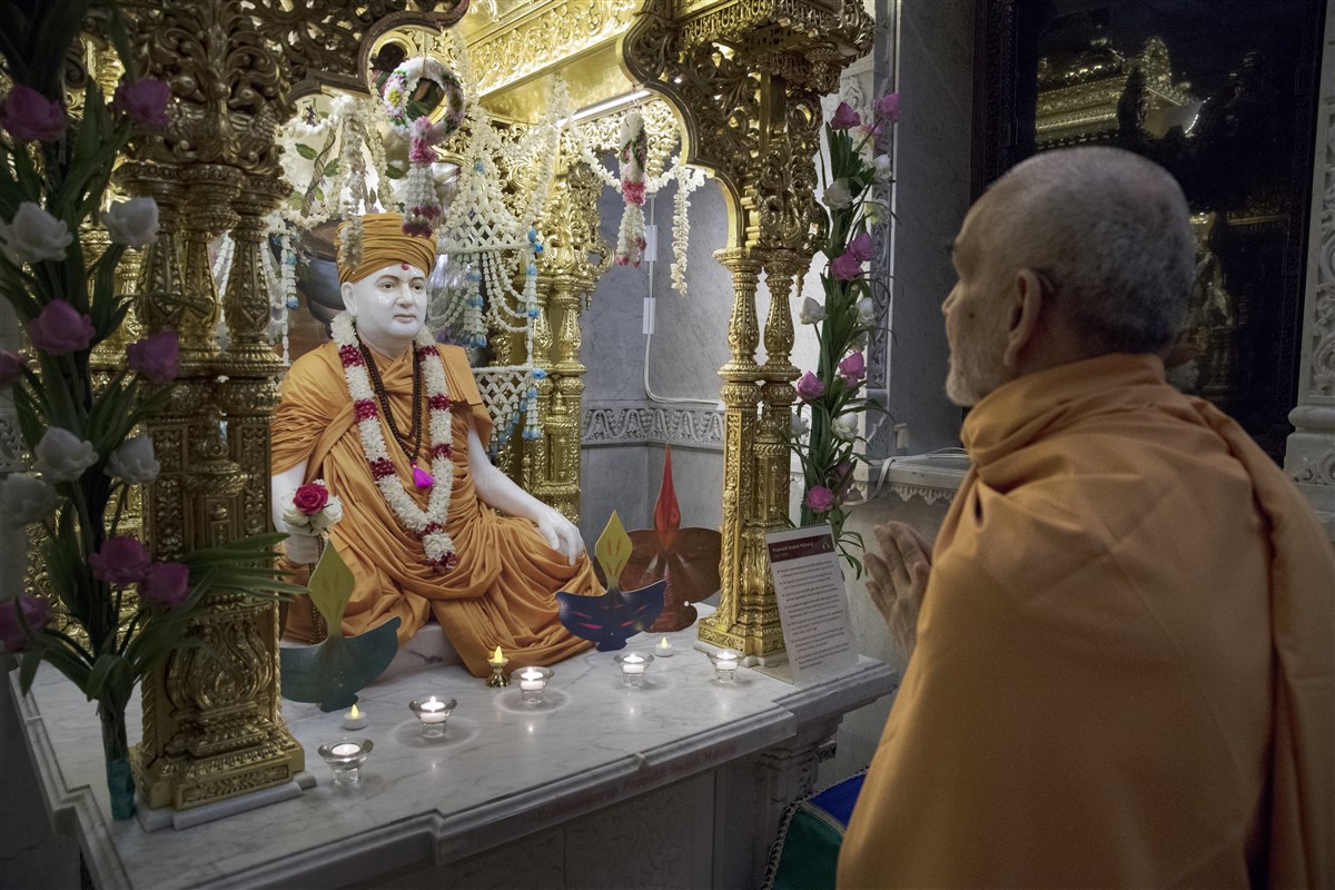 Swamishri engrossed in darshan of Pramukh Swami Maharaj