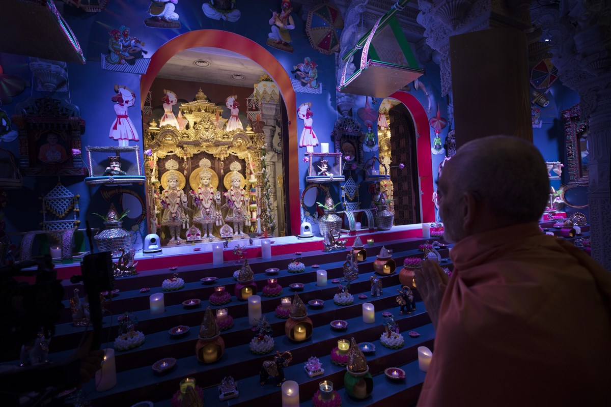 Swamishri engrossed in darshan of the central shrine murtis