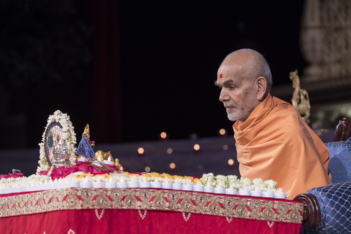 Swamishri engrossed in his morning puja