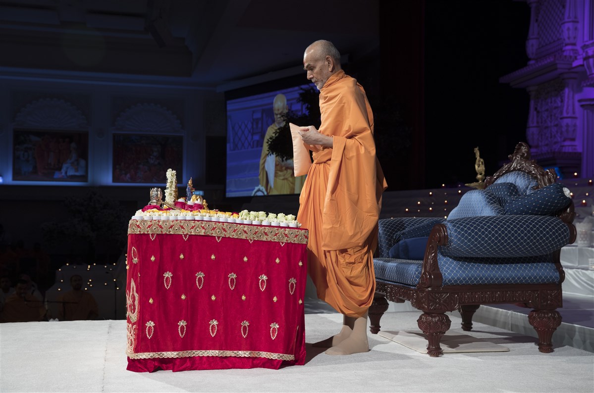 Swamishri performs his tapni mala