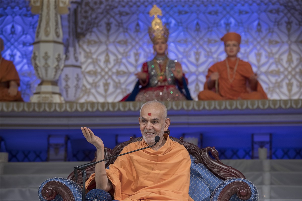 Swamishri's morning ashirwad can be viewed <a href="https://youtu.be/pjWOaYi5pQ4" target="blank" style="text-decoration:underline; color:blue;">here</a>