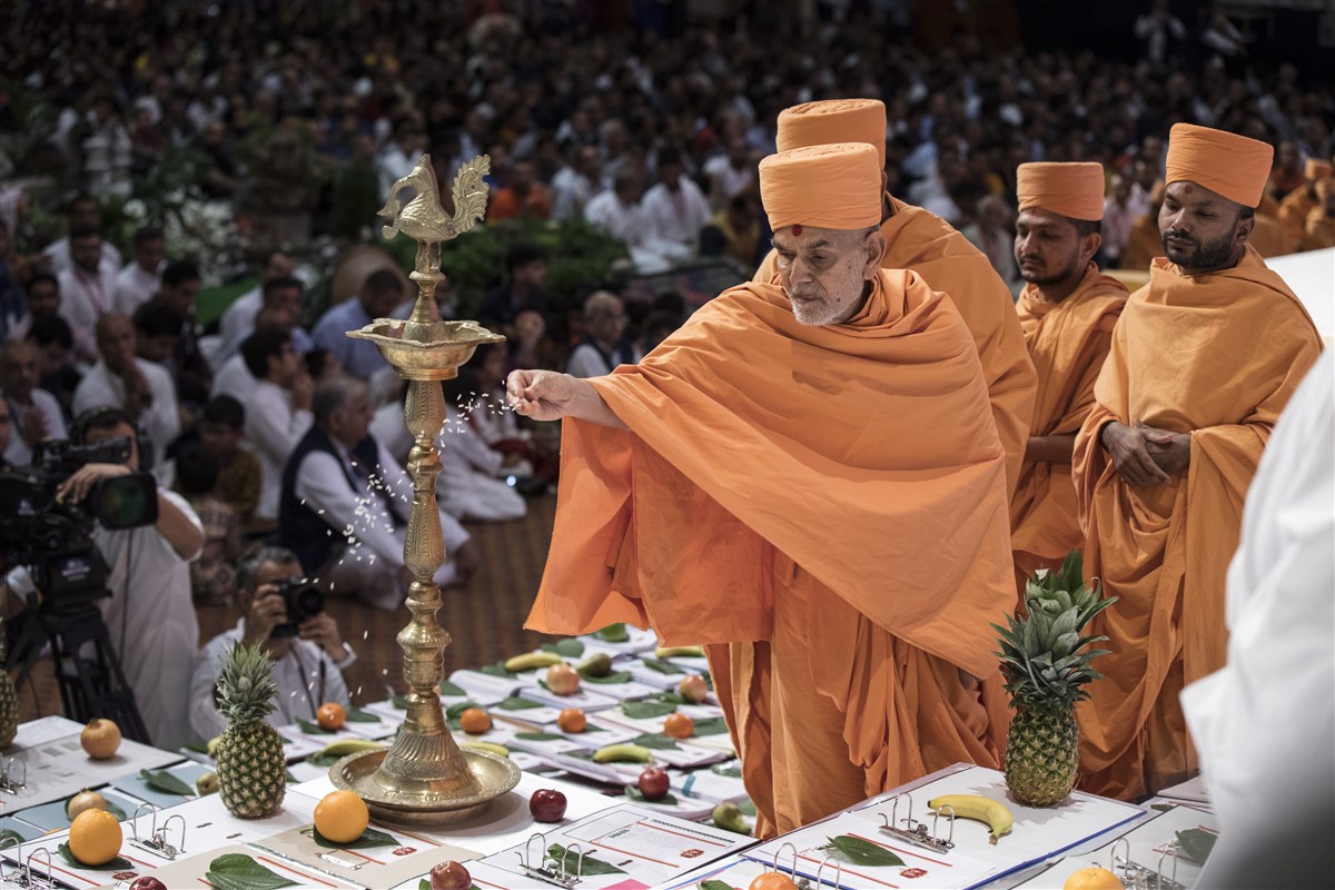 Swamishri blesses the account books