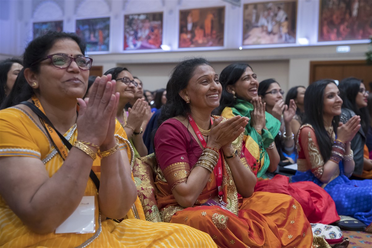Devotees rejoice at Swamishri's darshan