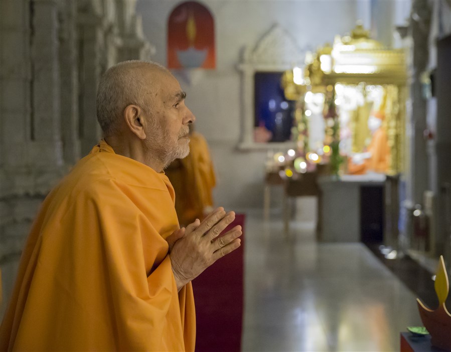Swamishri engrossed in the darshan of the Guru Parampara