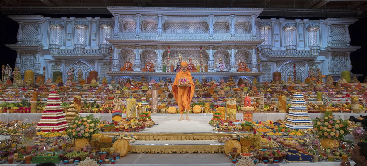 Swamishri with Shri Harikrishna Maharaj amidst the grand annakut offering