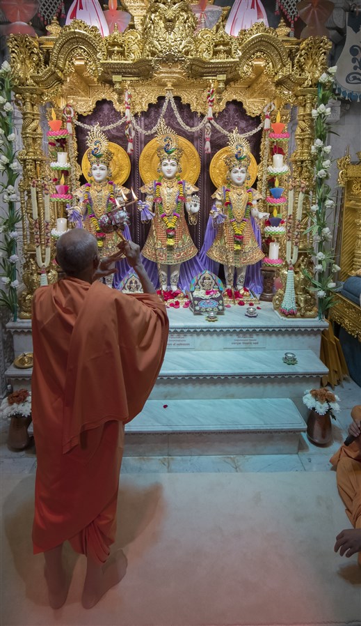 Swamishri performs the arti of the central shrine murtis
