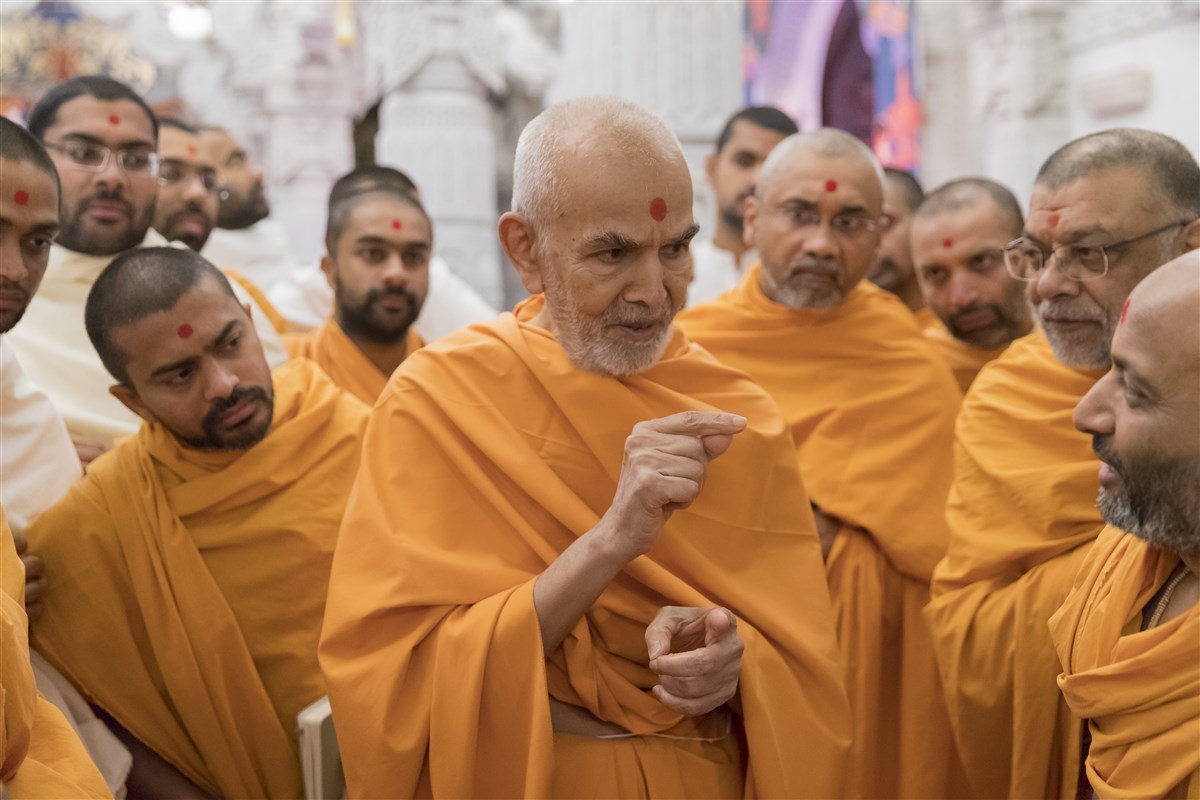 Swamishri inquires about the murtis' adornments