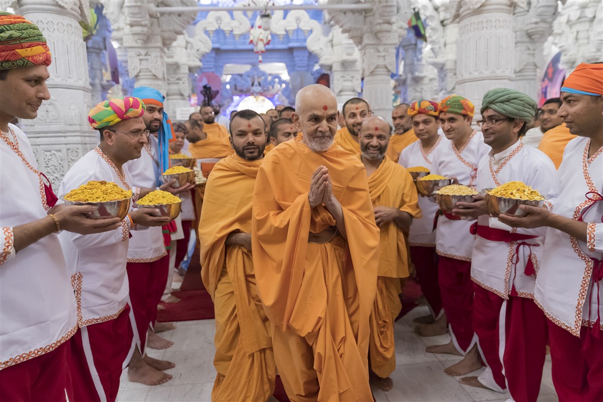 Swamishri proceeds to exit the upper sanctum