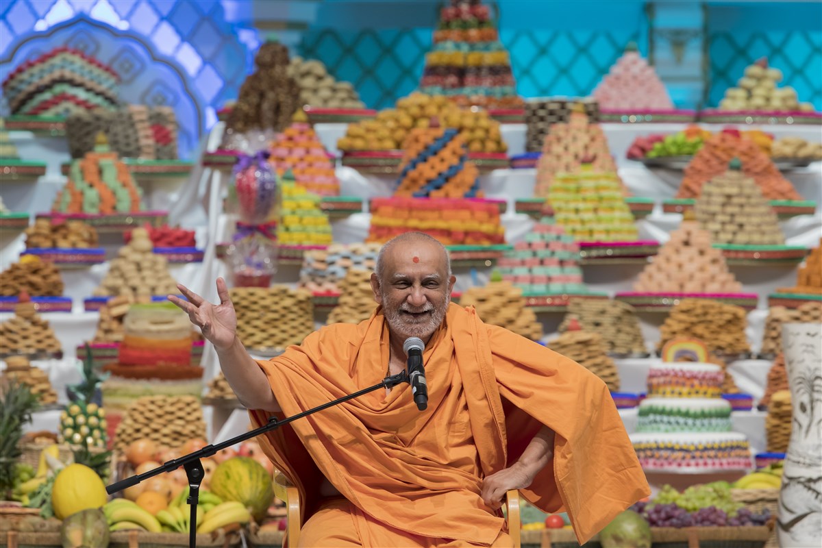Atmaswarupdas Swami begins the morning with scriptural discourses