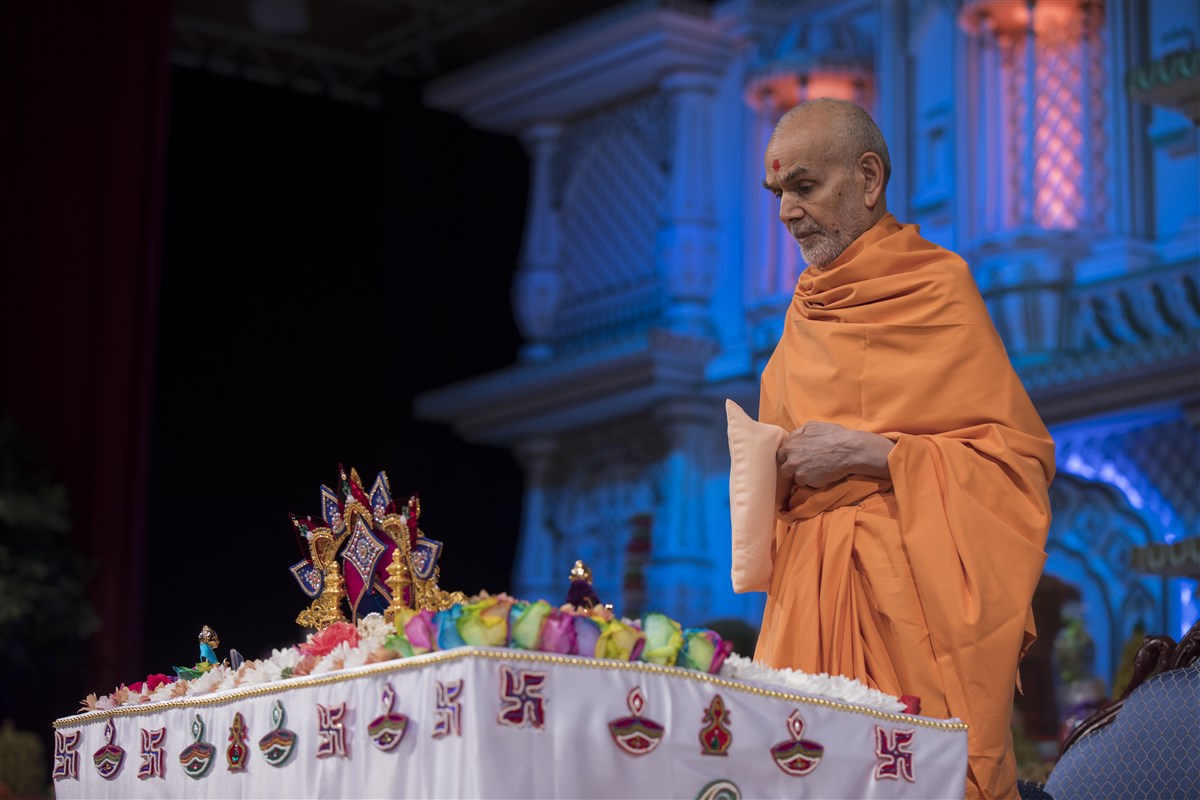 Swamishri performs tapni mala