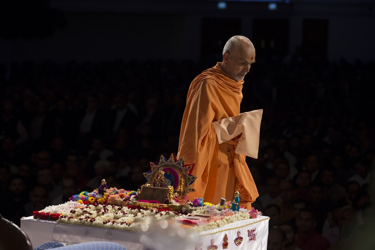 Swamishri performs pradakshinas