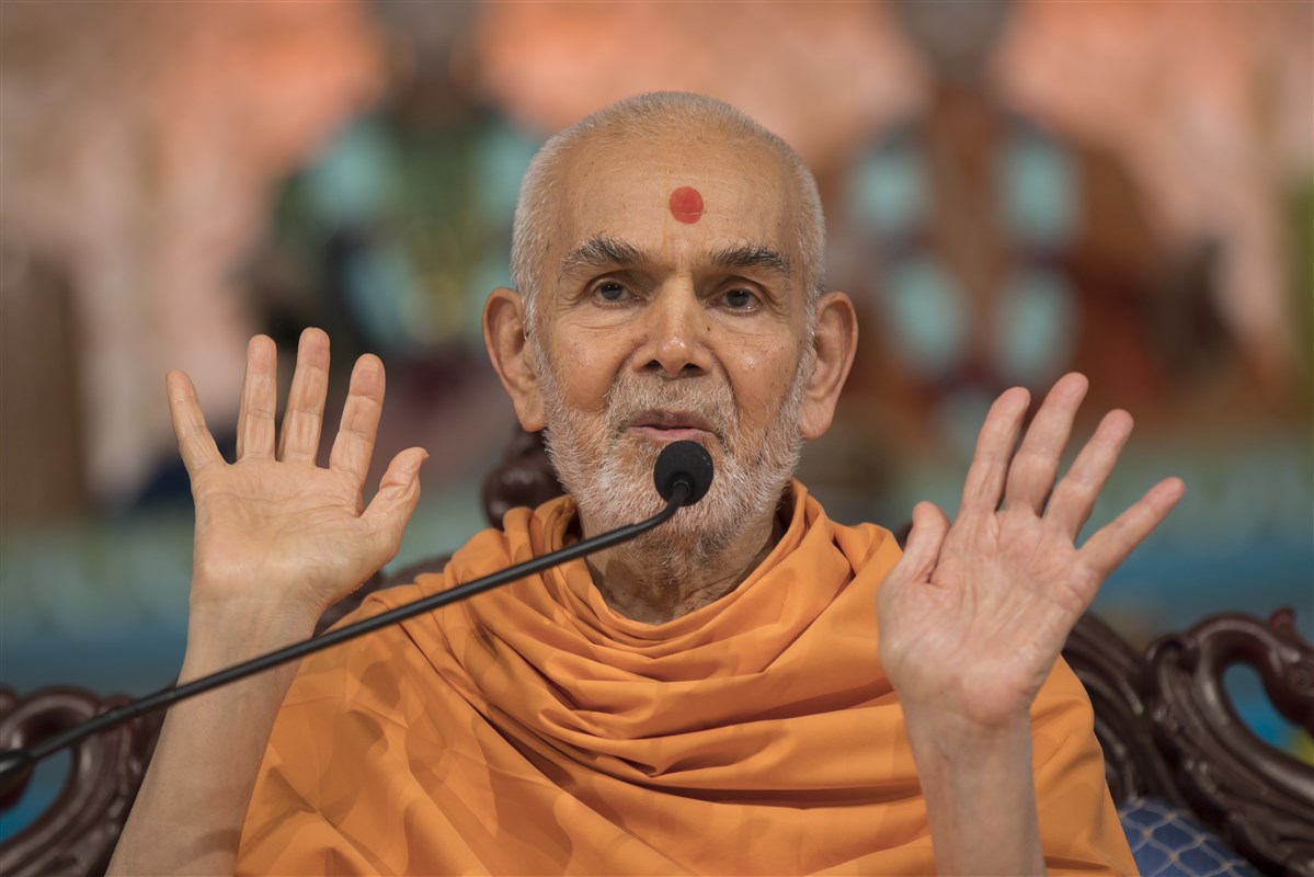 'Seeing divinity in all is the highest form of seva.' - Mahant Swami Maharaj