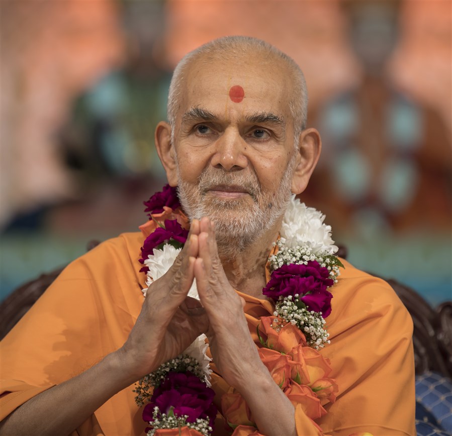 Swamishri accepts the honour with folded hands