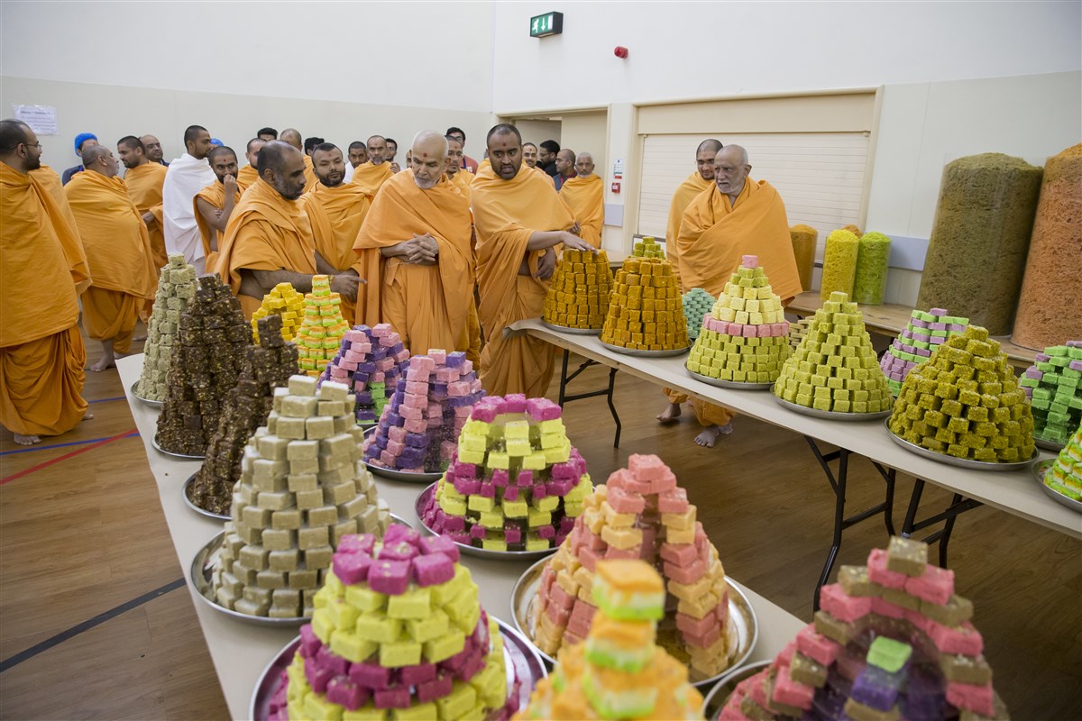 Swamishri visits the gymnasium to see the decorative annakut offerings