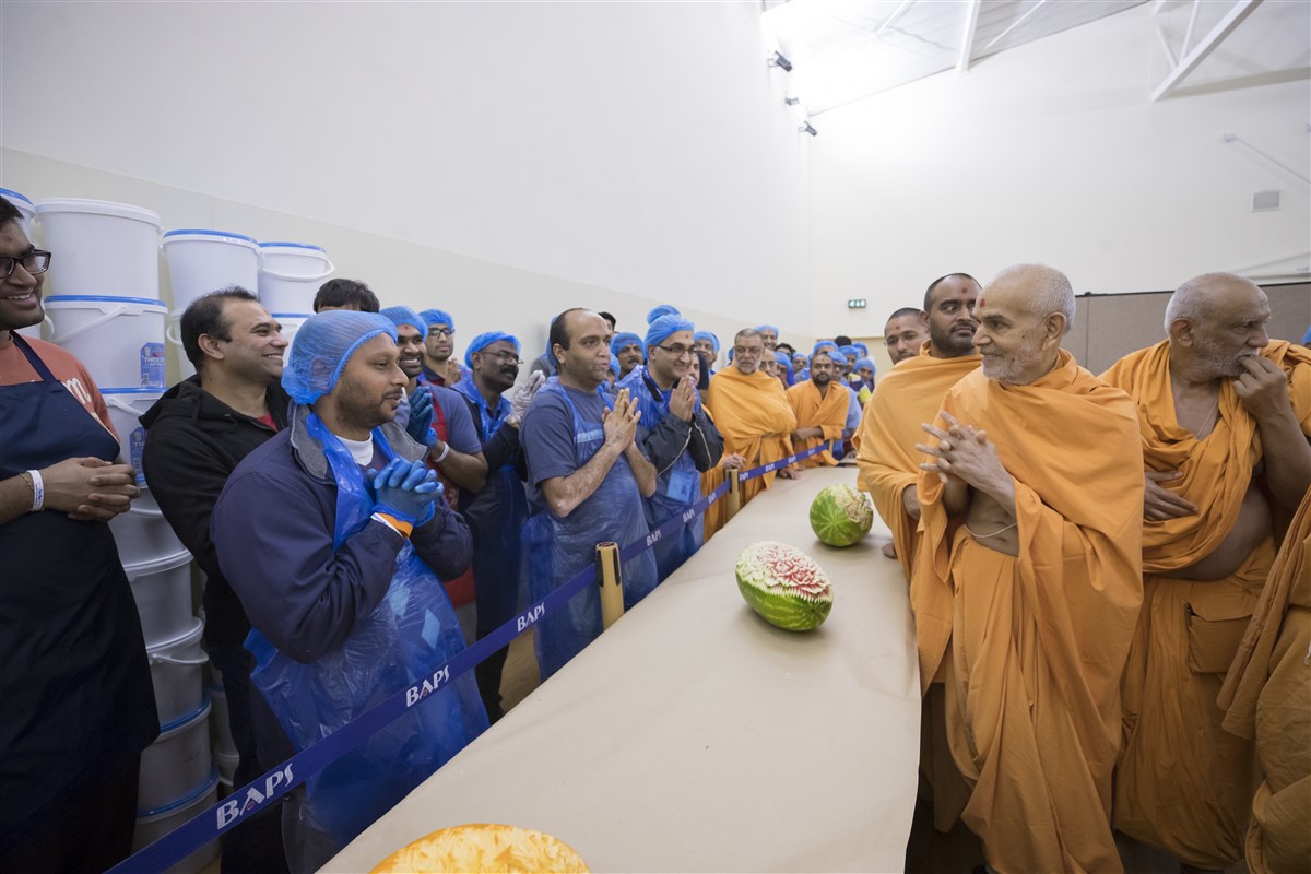 Swamishri blesses the volunteers