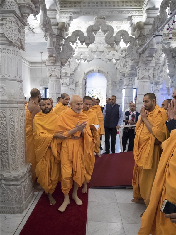 Swamishri arrives in the mandir's upper sanctum again