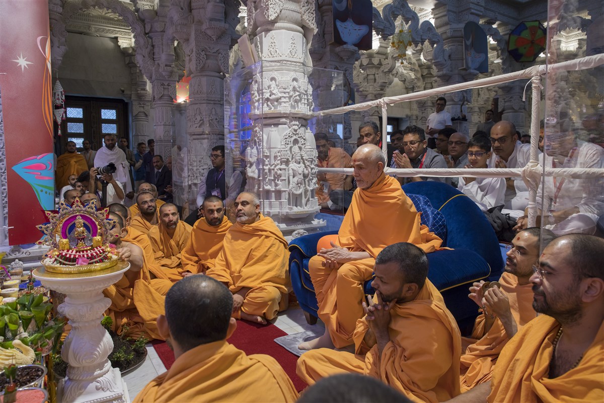 Swamishri joins in the annakut thal